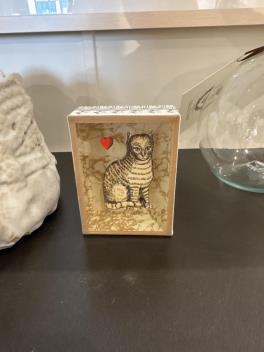 Montagut Cat Shadowbox